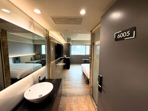 Habitación doble clásica, vista a la ciudad | Edredón, wifi gratis y ropa de cama