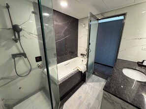Habitación básica doble, vista a la ciudad | Baño | Regadera tipo lluvia, secadora de cabello, pantuflas, bidet electrónico 