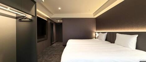 Habitación básica con 2 camas individuales, vista a la ciudad | Edredón, wifi gratis y ropa de cama