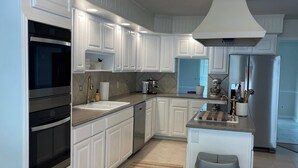 Coffee/tea maker, fridge, microwave, oven - Spacious Home with Heated Swimming Pool + Hot Tub + Event Room + SLEEPS 23 (Owensboro)