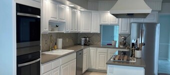 Spacious Home with Heated Swimming Pool + Hot Tub + Event Room + SLEEPS 23
