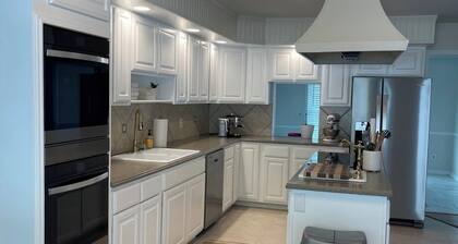 Spacious Home with Heated Swimming Pool + Hot Tub + Event Room + SLEEPS 23