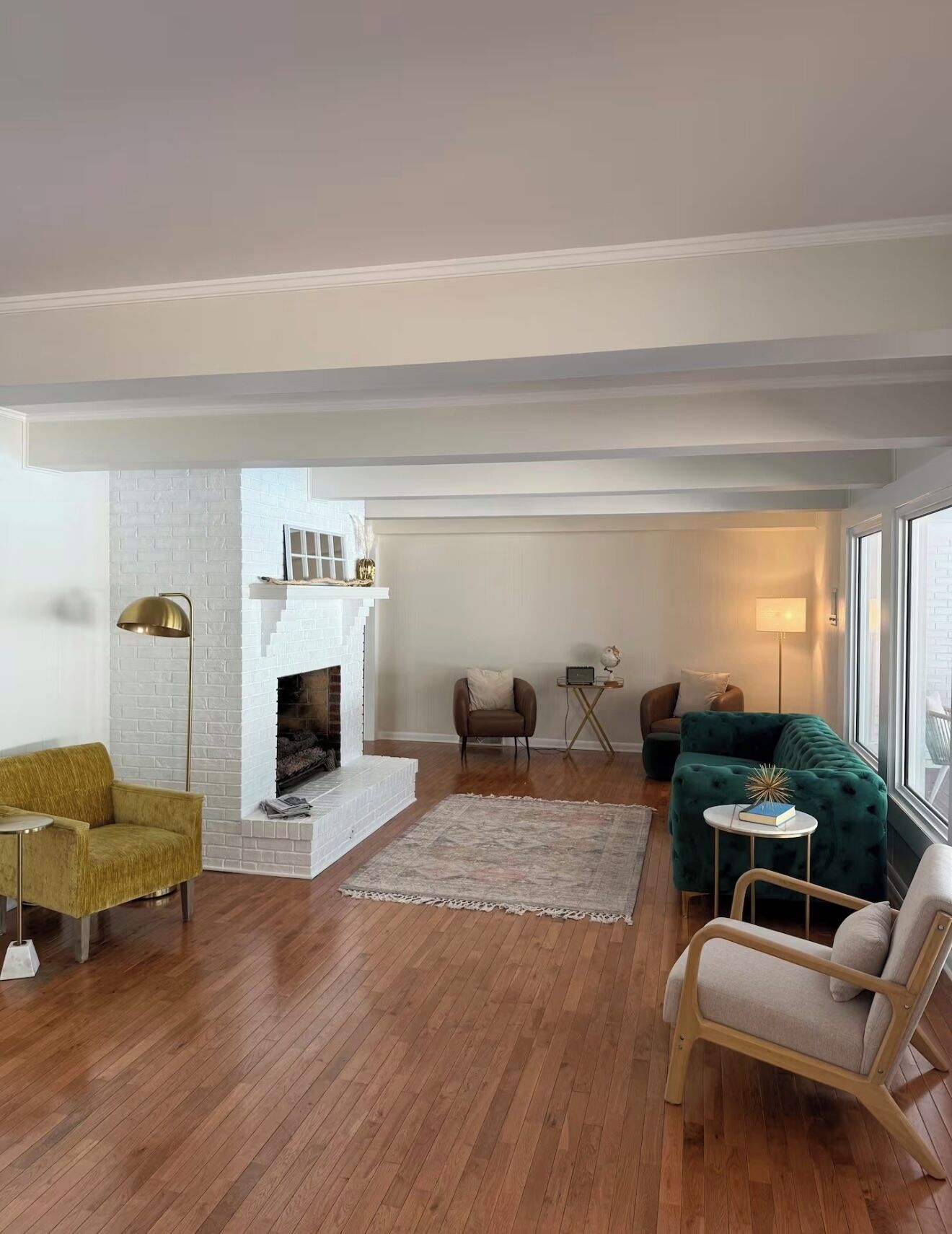 Smart TV, fireplace, books, stereo