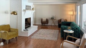 Smart TV, fireplace, books, stereo - Spacious Home with Heated Swimming Pool + Hot Tub + Event Room + SLEEPS 23 (Owensboro)
