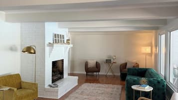 Smart TV, fireplace, books, stereo