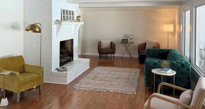 Spacious Home with Heated Swimming Pool + Hot Tub + Event Room + SLEEPS 23