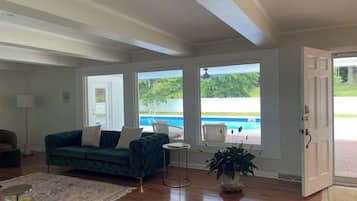 Smart TV, fireplace, books, stereo