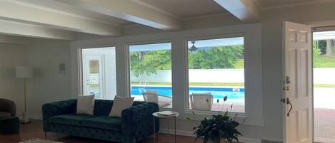 TV connectée, cheminée, livres, chaîne hi-fi