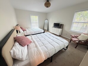 6 bedrooms, desk, iron/ironing board, free WiFi