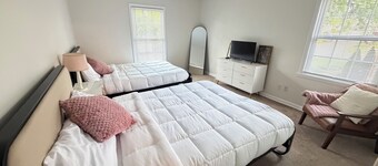 Spacious Home with Heated Swimming Pool + Hot Tub + Event Room + SLEEPS 23