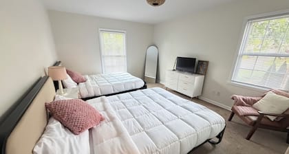 Spacious Home with Heated Swimming Pool + Hot Tub + Event Room + SLEEPS 23