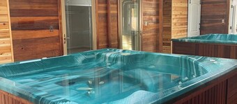 Spacious Home with Heated Swimming Pool + Hot Tub + Event Room + SLEEPS 23