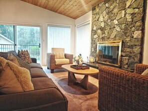 Living area - Perching Gull House - Storms & Wildlife Watching Oceanfront View (Sooke)