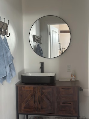 Bruser, hårtørrer, håndklæder, Sæbe