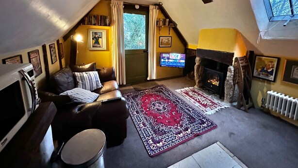 TV, fireplace, stereo - Ideal for Solos HTub Retro Decor Parking WiFi (Newton Abbot)