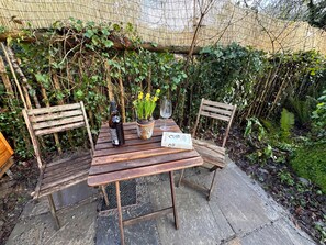 Outdoor dining - Ideal for Solos HTub Retro Decor Parking WiFi (Newton Abbot)
