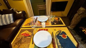 Interior - Ideal for Solos HTub Retro Decor Parking WiFi (Newton Abbot)