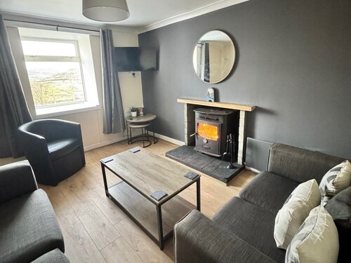 Croft House - Sleeps 4 & Beautiful Mountain View