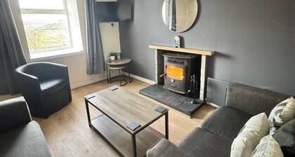 Croft House - Sleeps 4 & Beautiful Mountain View