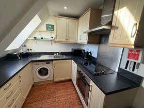 Fridge, microwave, oven, stovetop - Guildford Court Apartment Colchester (Colchester)