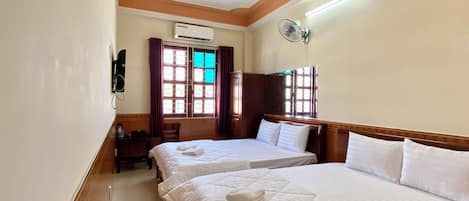 Family Twin Room | Desk, free WiFi