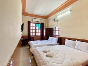Habitación familiar con 2 camas individuales | Escritorio y wifi gratis 