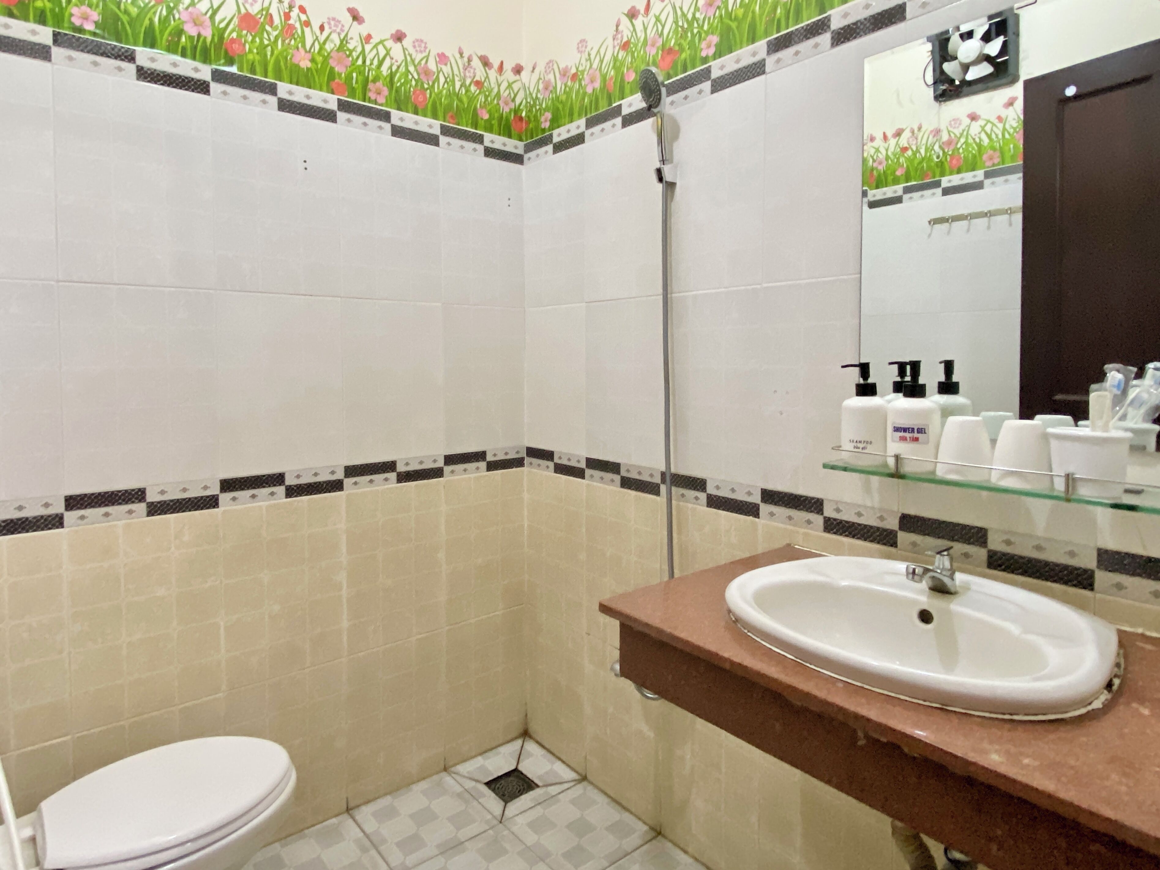 Quarto básico | Banheiro | Chuveiro, produtos de toalete grátis, toalhas de banho, sabonete