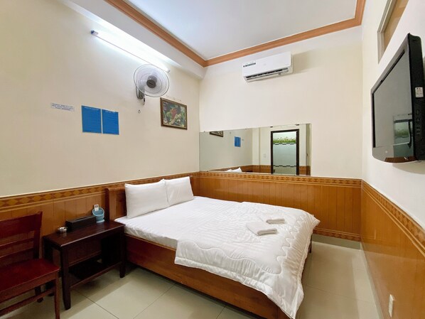 Basic Room | Desk, free WiFi - Thanh Bình Hotel (HO CHI MINH)