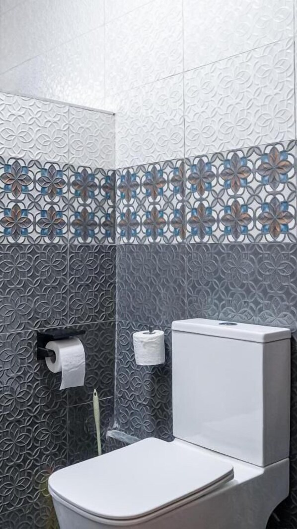 Classic Double Room, Garden View | Bathroom | Shower, free toiletries, slippers, towels - The Fairway Residence - Tanyai (Tanyai)