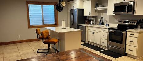 Microondas, horno, placa de cocina y lavavajillas