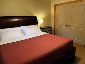 Een strijkplank/strijkijzer, wifi, beddengoed