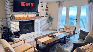 Una Smart TV, una chimenea, un futbolín