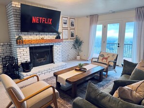 Televisor intel·ligent, llar de foc i futbolí 