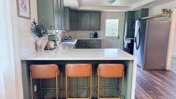 Frigorífico, microondas, horno y placa de cocina