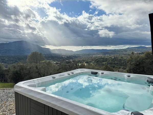 Outdoor spa tub - Relax under the stars, Best view in town Yosemite house Hot Tub & Pool table (Oakhurst)