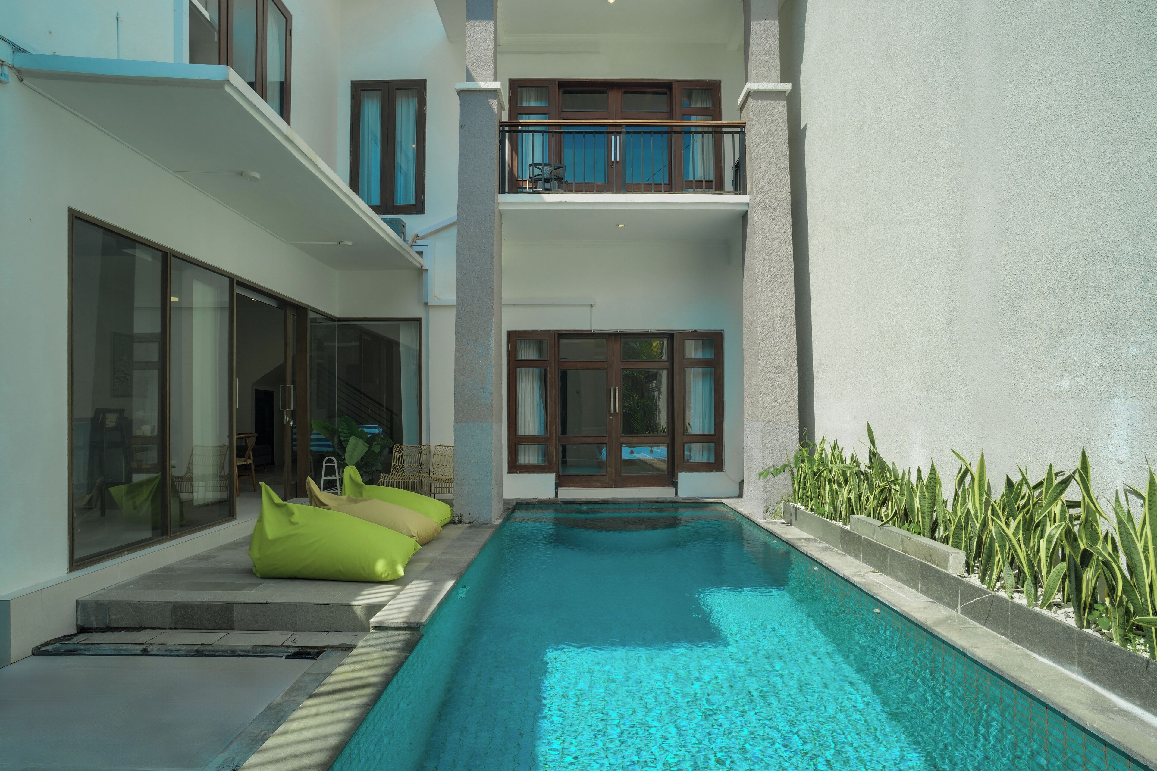 Una piscina cubierta