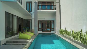 Una piscina cubierta