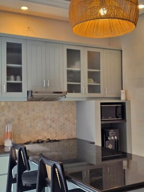 Comfort Villa, 3 Bedrooms, Private Pool, Pool View | Private kitchen - Villa Aura (Legian)