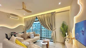 Apartment, 3 Bedrooms, Balcony, City View | Living area