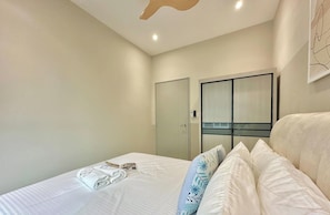 Blackout curtains, iron/ironing board, free WiFi - Austin Regency JB By Stayrene (Johor Bahru)
