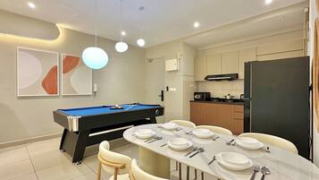 Apartment, 3 Bedrooms, Balcony, City View | Makan dalam bilik