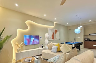 Apartamento, 3 habitaciones, balcón, vistas a la ciudad | Zona de estar | Una televisión de pantalla plana
