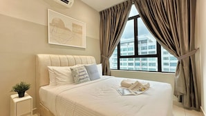 Une chambre d’hôtel avec un grand lit, une fenêtre avec des rideaux, un climatiseur, une petite table de chevet avec une plante et une œuvre d’art encadrée au mur.