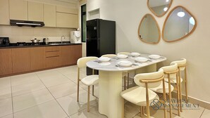 Une cuisine moderne avec un coin repas.