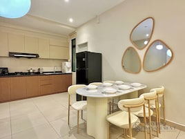 Apartamento, 3 habitaciones, balcón, vistas a la ciudad | Servicio de comidas en la habitación