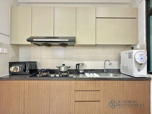 Apartamento, 3 quartos, sacada, vista para a cidade | Cozinha privada | Micro-ondas, cooktop, talheres/pratos/utensílios de cozinha
