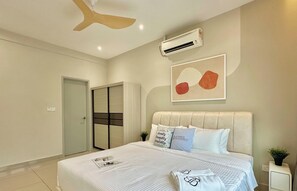 Apartamento, 3 quartos, sacada, vista para a cidade | Cortinas blackout, ferros/tábuas de passar roupa, Wi-Fi de cortesia