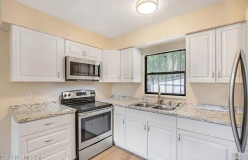 Peaceful 3-bedroom bungalow with AC in charming Bunnell