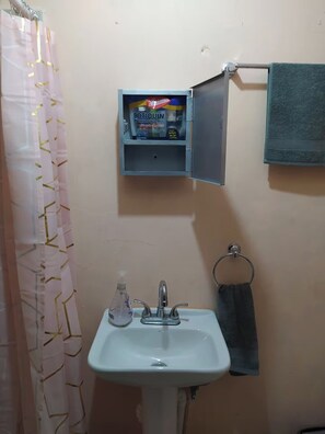 Secador de pelo y toallas