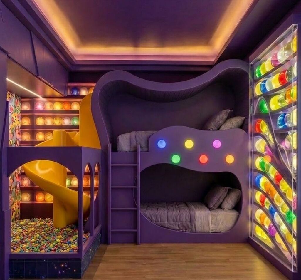 Camera con letto a castello, scivolo, luci colorate e piscina di palline.